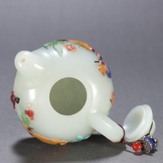 清代和田玉嵌百宝牧牛壶,玉质温润细腻,呈现浅白色.壶身雕刻牧童牧牛